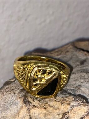 5/$10❤️❤️❤️NEW Gold-Tone Zinc Alloy Signet Ring with Black Enamel